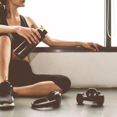 Frau macht eine Pause beim Training
