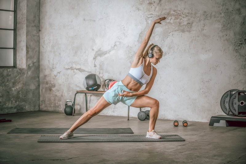 Frau macht Yoga mit Musik