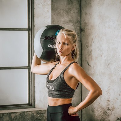 Frau trainiert mit einem Ball