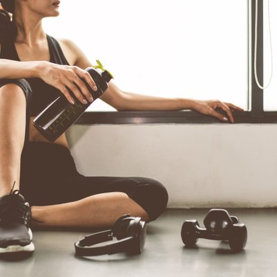 Frau macht eine Pause beim Training
